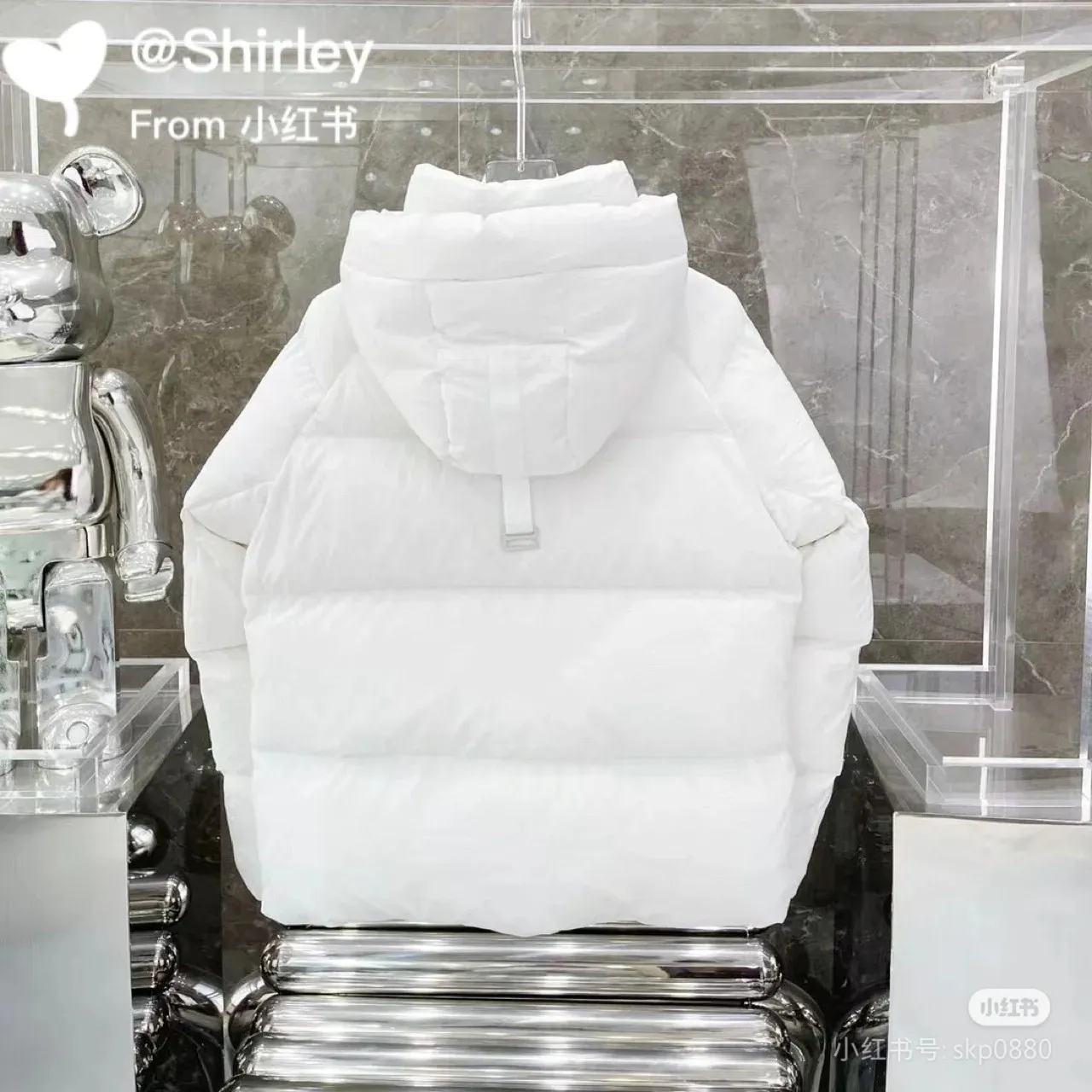 P760 Capsule Series #Exclusive First Release #𝘾𝘼𝙉𝘼𝘿𝘼 𝙂𝙊𝙊𝙎𝙀𝙅𝙪𝙣𝙘𝙩𝙞𝙤𝙣 Top Original Core Private Chat CANADA GOOSE White Label STELS Series Junction Pastel Parker Top Original Product color: Beichen white, melting water blue, stone gray, soft light pink, moonlight lime Size: XS, S, M, L, XL Junction Parker pastel light weight, warm. The Junction Parker is made from soft EnduraLuxe fabric with CORDURA for added durability in high-wear areas, making it lightweight and durable. Features a removable hood for easy transition into warmer weather. Featuring white trim, this parka complements the muted fabric colors and brings a breath of fresh air into the colder months.  Materials List: Details Product Features Removable premium insulated hood is two-way adjustable and padded with down for greater softness around the head and neck Length: Hip-length and warm.  Fabric: Wear-resistant knitting technology: CORDURA fabric is used to reinforce wear-prone areas to improve durability. The inner strap can be worn on the shoulders to free up your hands. The down placket is designed with an invisible snap button closure above the two-way zipper to prevent wind and warmth. Unzips from the bottom to increase range of motion or improve breathability Ribbed knit cuffs add comfort and lock in heat Internal drawstring at hem to block cold wind 3 exterior pockets: Fleece-lined handwarmer pockets with two-way zipper closure for easy access to items. Security pocket with zipper closure under the fly · 2 internal pockets: drop-in pocket Note: As we all know, the original version is made of 80% white duck down, and the fill power refers to the cubic inches of volume occupied by each ounce (30 grams) of down under certain conditions. If one ounce of down occupies 500 cubic inches, the fill power of the down is 500. So we can simply understand it as: fill power is the volume of down, and the volume of down is fill power. The higher the fill power of down, it means that under the same filling amount, down can fix a larger volume of air layer to keep warm and insulate, so the warmth retention of down is better.  Summary: Note: Some merchants add waste silk, 50 velvet, hand-feel velvet, etc. to the filling in order to maximize profits during the production process! It is said to be 90% white duck down, purchasing agent level, or even more exaggeratedly said to be 90% white goose down, to fool the layman! (You can consult the official website. All styles are made of white duck down.) At the same time, I will teach you a more practical trick: buy one from Tmall, and buy another from a merchant you trust at the same time, and come back to compare the details. (Tmall provides 7-day no-reason return and exchange, and MT does not affect secondary sales and provides 15-day no-reason return and exchange.) ⚠️ Remember the principle of getting what you pay for! Don't be greedy for small gains, or you will suffer big losses! Every customer is welcome to ask questions and we will continue to improve product quality and service!